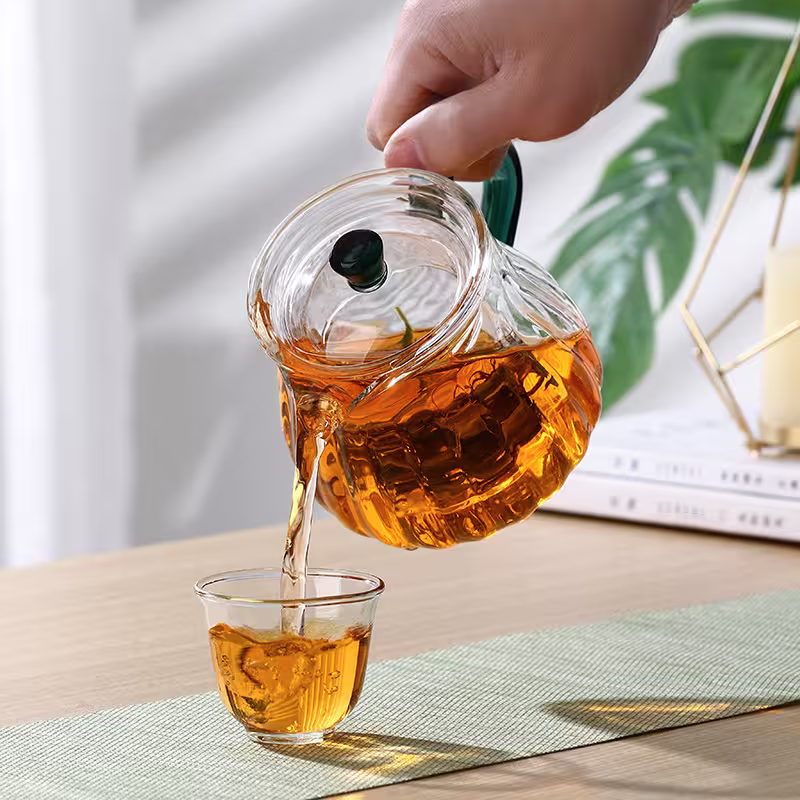 Cho trà ô long vào bình thủy tinh và nước sôi ở nhiệt độ 90 - 95 độ C