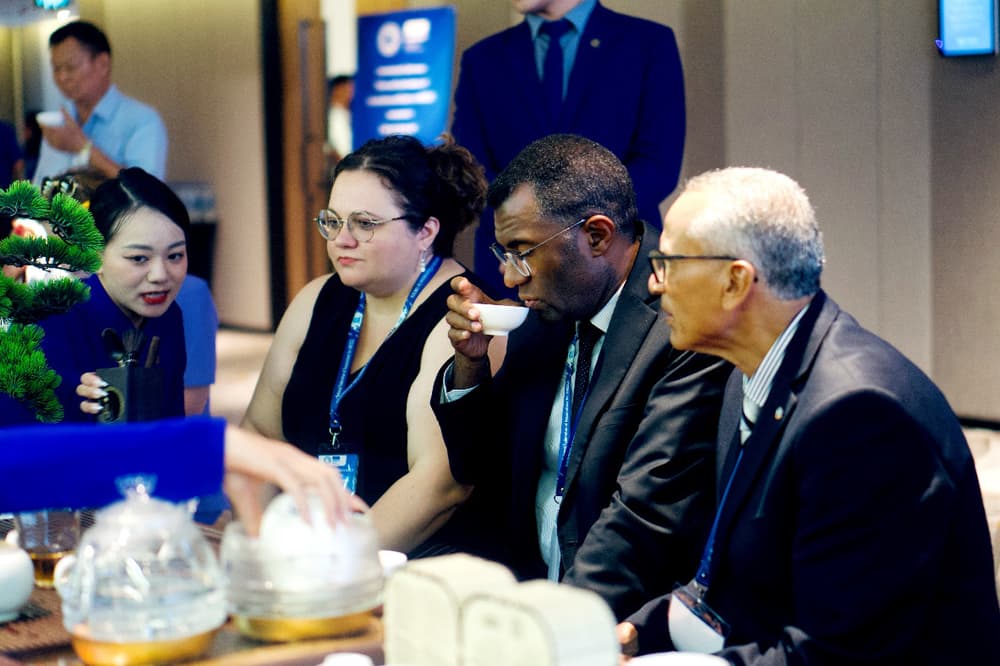 Đại biểu quốc tế thưởng thức “Quốc ẩm Việt Trà” Thương hiệu Đôi Dép