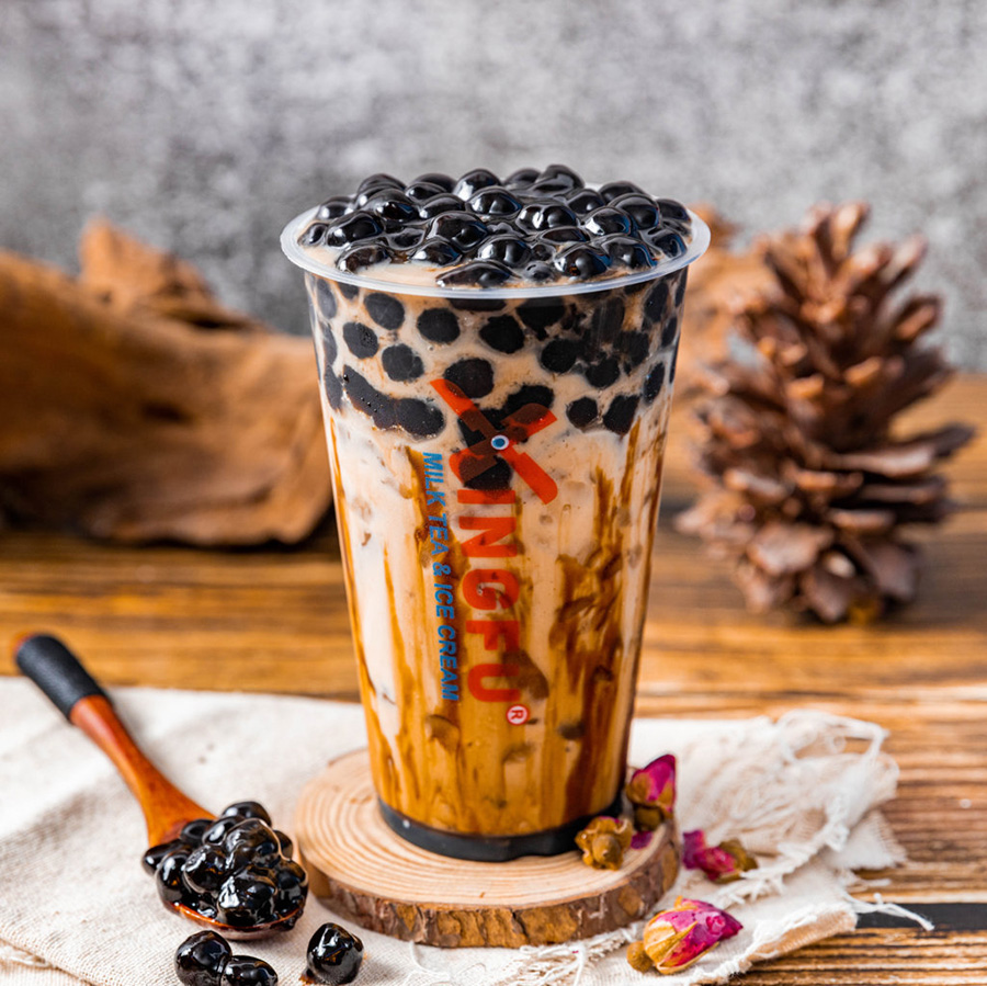 Vị ngọt đậm của đường đen hòa cùng trà sữa béo nhẹ và trân châu dai mềm.