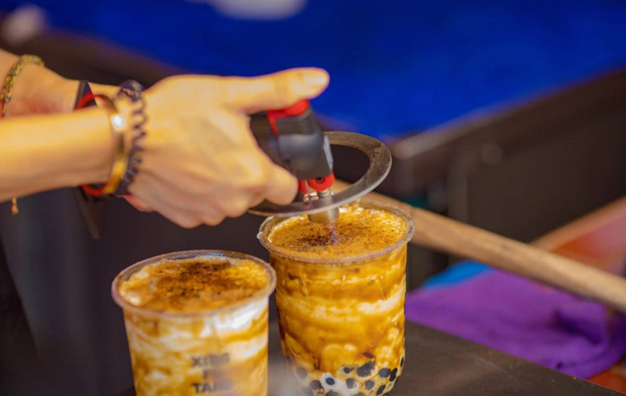 Pha trà sữa đúng tỉ lệ để giữ vị trà rõ, sữa béo vừa và không ngọt gắt.