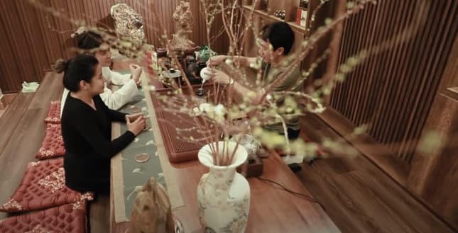 Chén trà là đầu câu chuyện. Với một đất nước có nền văn minh lúa nước lâu đời, dòng nước tinh khiết và cỏ cây xanh tốt là những tặng phẩm vô giá của tạo hoá